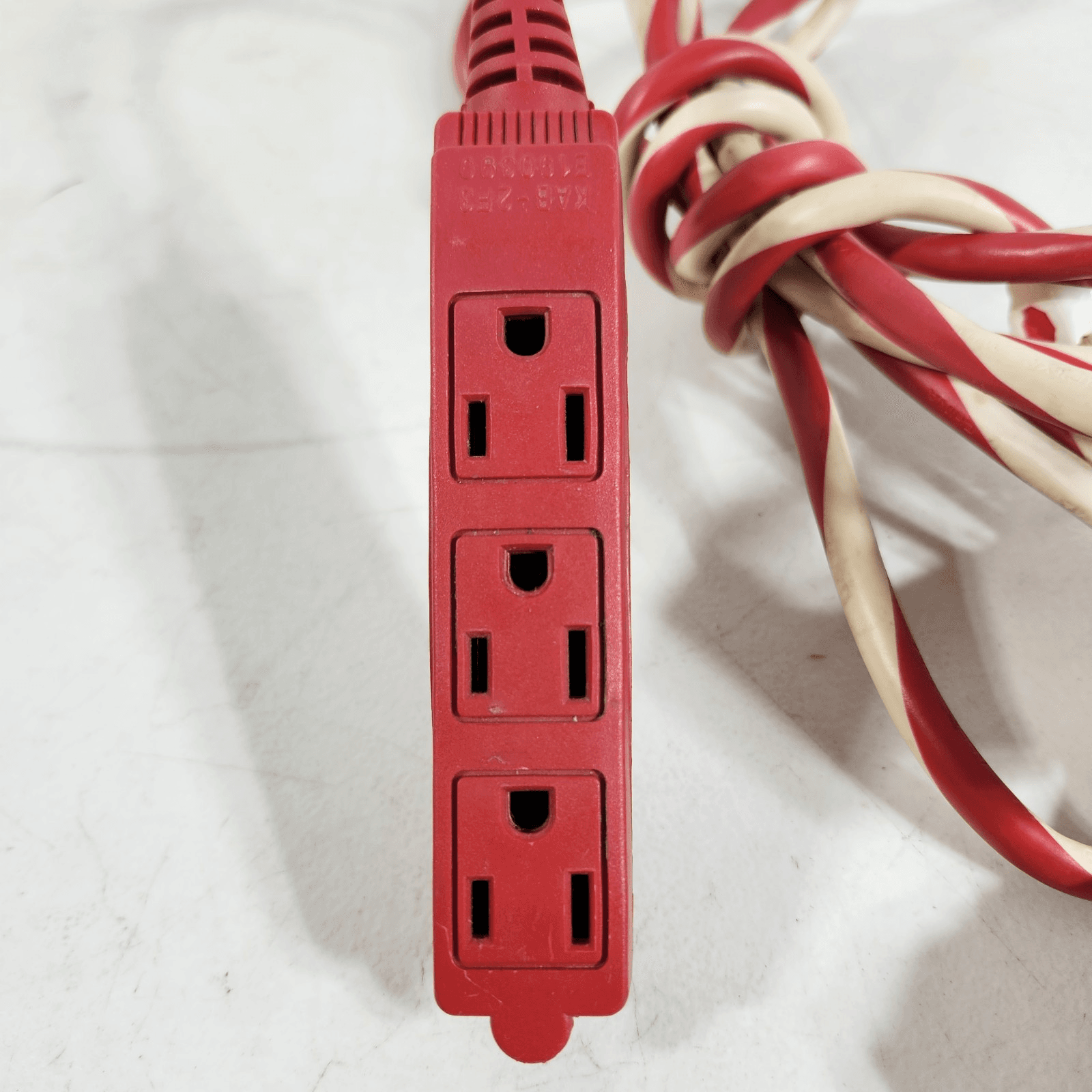 Hyper Tough 3-Outlet 9FT Candy Cane Extension Cord Red/White - Thumbnail 2