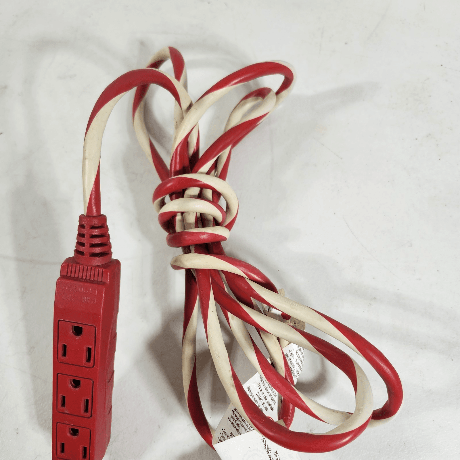 Hyper Tough 3-Outlet 9FT Candy Cane Extension Cord Red/White - Thumbnail 3