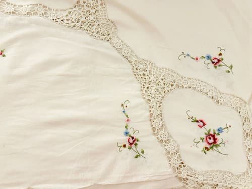 Vintage Large Cream Embroidered Tablecloth Topper Pink Aqua Floral Crochet 64 82 - Thumbnail 4