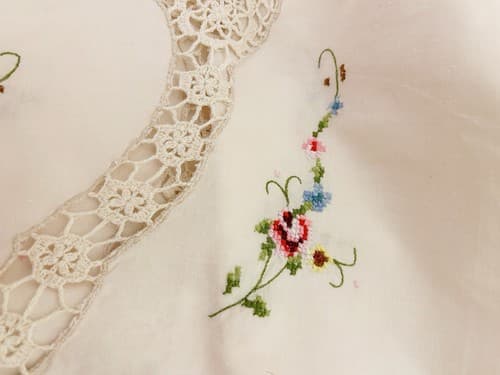 Vintage Large Cream Embroidered Tablecloth Topper Pink Aqua Floral Crochet 64 82 - Thumbnail 9