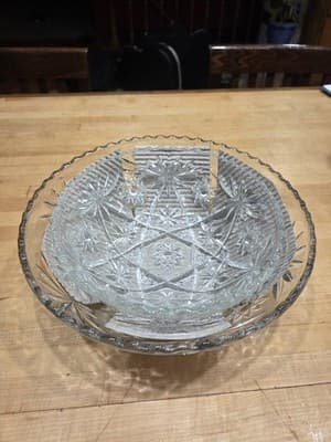 Pair of 8.5" and 10.5" Anchor Hocking Round Glass Bowls - Star of David Pattern - Thumbnail 6
