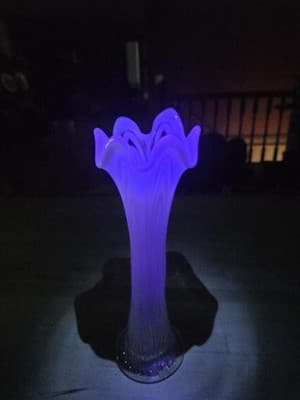 ANTIQUE 1907 FENTON WHITE OPALESCENT SWUNG TREE TRUNK VASE PLUNGER BOTTOM 11.5" - Thumbnail 9