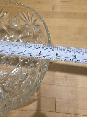 Pair of 8.5" and 10.5" Anchor Hocking Round Glass Bowls - Star of David Pattern - Thumbnail 4