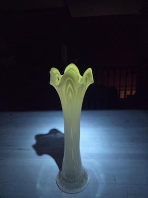 ANTIQUE 1907 FENTON WHITE OPALESCENT SWUNG TREE TRUNK VASE PLUNGER BOTTOM 11.5" - Thumbnail 8