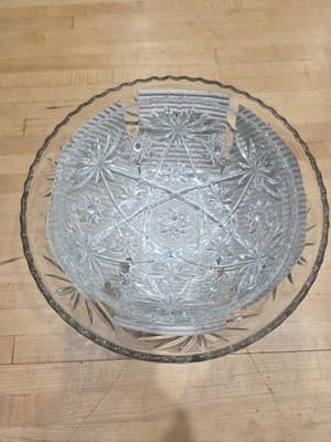 Pair of 8.5" and 10.5" Anchor Hocking Round Glass Bowls - Star of David Pattern - Thumbnail 7