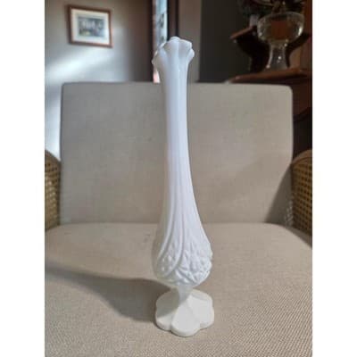 RARE! Vintage Milk Glass Vase – Geometric Diamond Pattern – Ruffled Top - Thumbnail 2