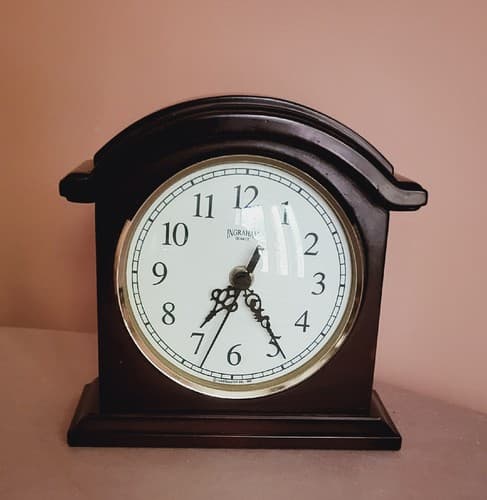 VTG Ingraham Quartz Smooth Dark Wood W/Gold Rim Mantle Clock 1998 Toastmaster - Thumbnail 3