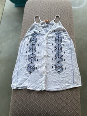 Lucy and Laurel women's size SWhite and blue Embroidered A-Line Tank - Thumbnail 5