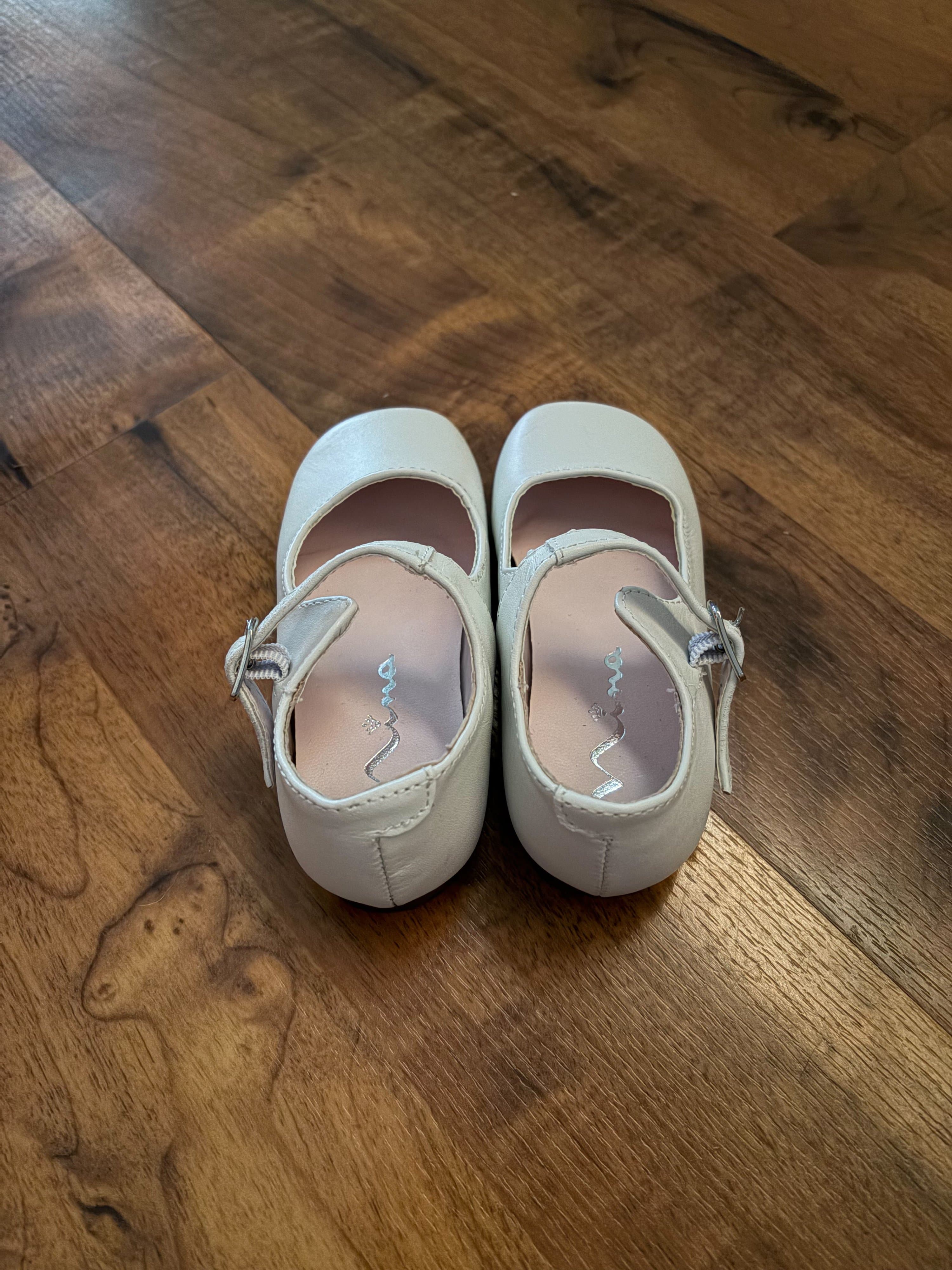 Nina girls white shoe size 6 - Thumbnail 2