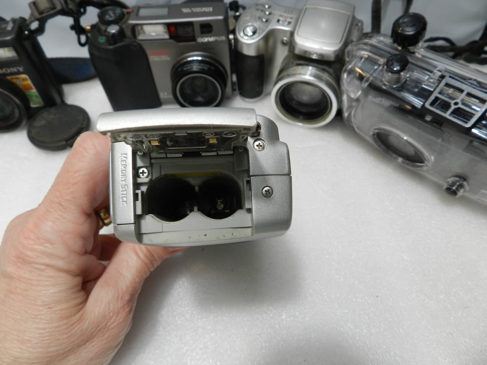 7 Assorted Digital Compact Cameras Olympus Kodak Sony Nikon (E77K) - Thumbnail 9