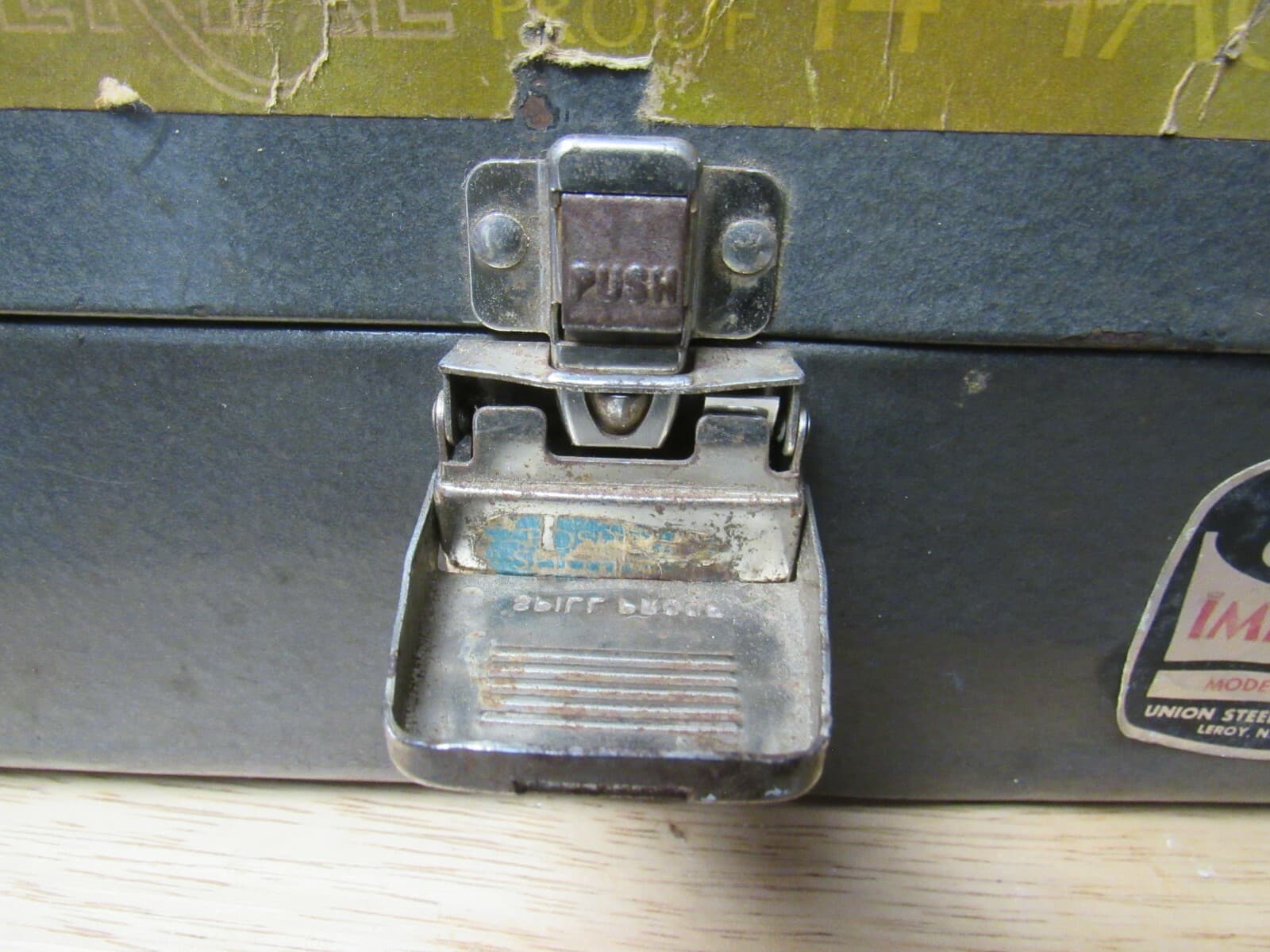 Vintage Union Imperial Model No 8414 Steel 14" Tackle Tool Box w/2 Trays (K) - Thumbnail 11