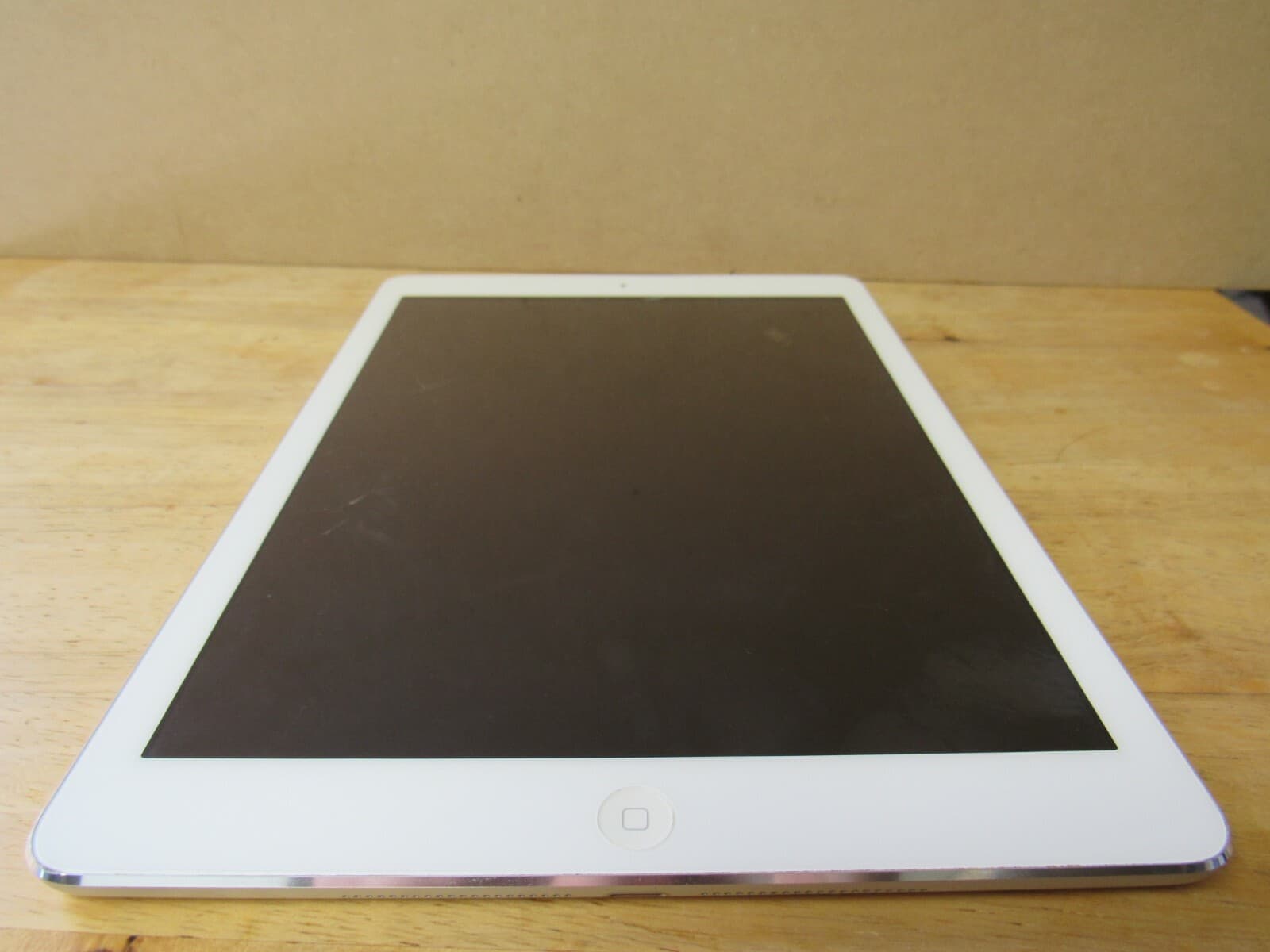 Apple iPad Air WiFi 16gb White / Silver Model A1474 Excellent Condition - Thumbnail 2