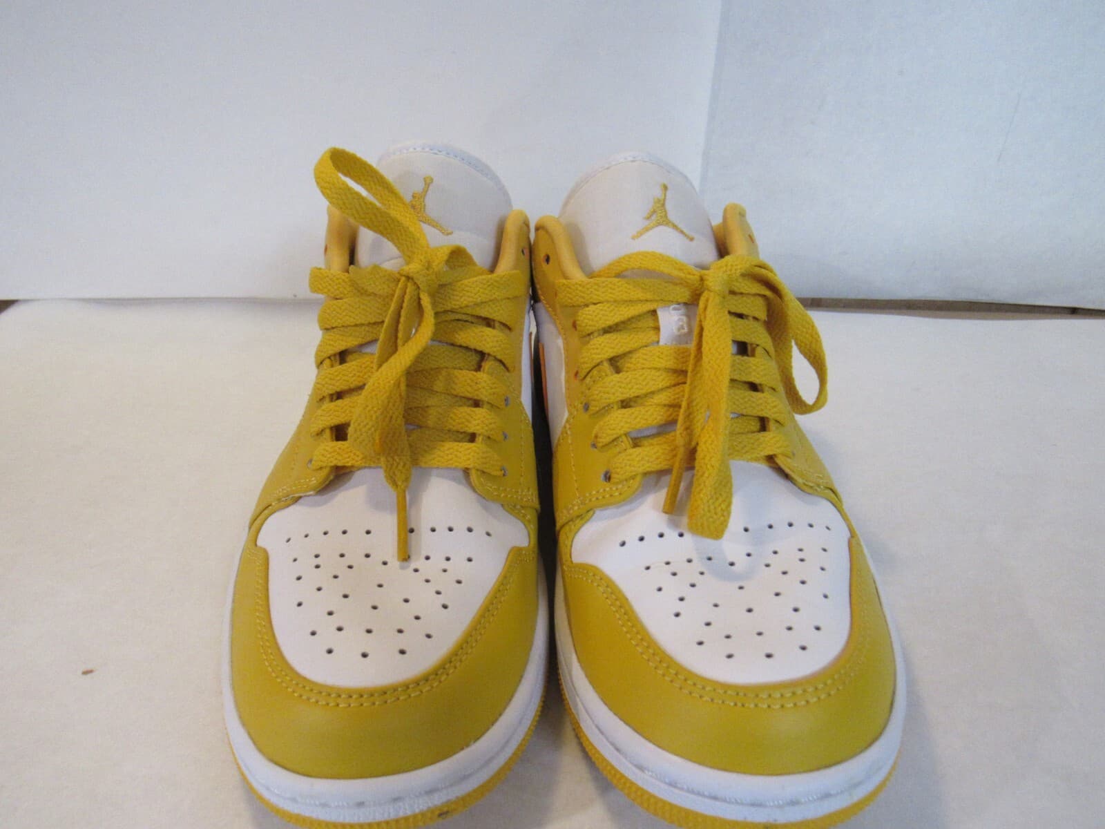 NIKE Air Jordan 1 Low White/Pollen 553558 171 Men's Size 7.5 M (I40J) - Thumbnail 2