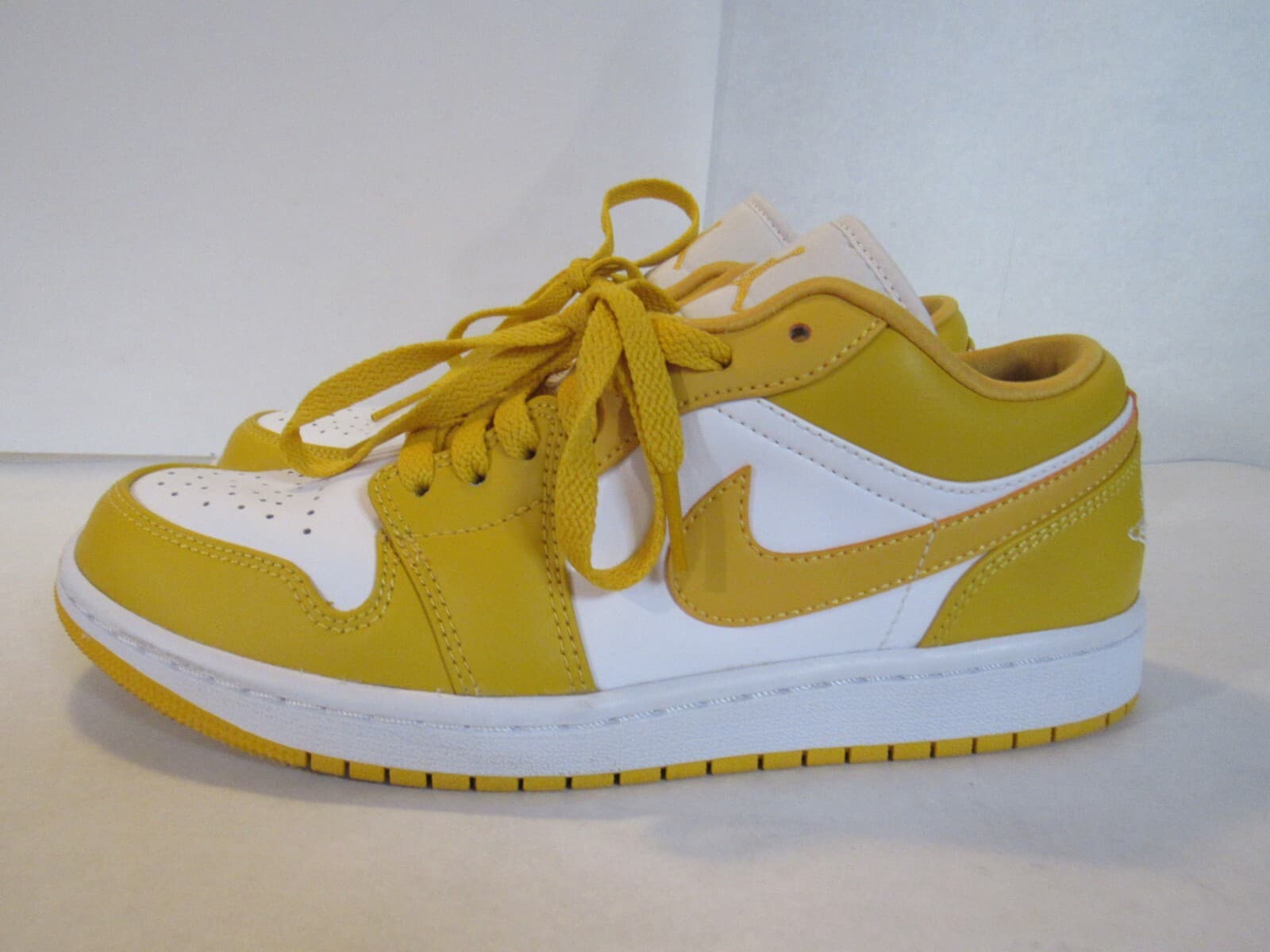 NIKE Air Jordan 1 Low White/Pollen 553558 171 Men's Size 7.5 M (I40J) - Thumbnail 3