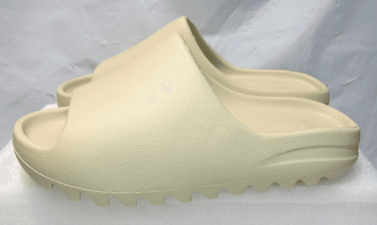 Adidas Mens Yeezy Slides Desert Sand SZ 8 US New (J21K) - Thumbnail 2