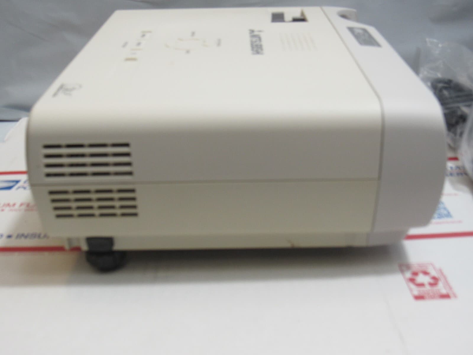 Mitsubishi Keystone 2500 Lumens DLP 1024x768 Projector (L30J) - Thumbnail 6