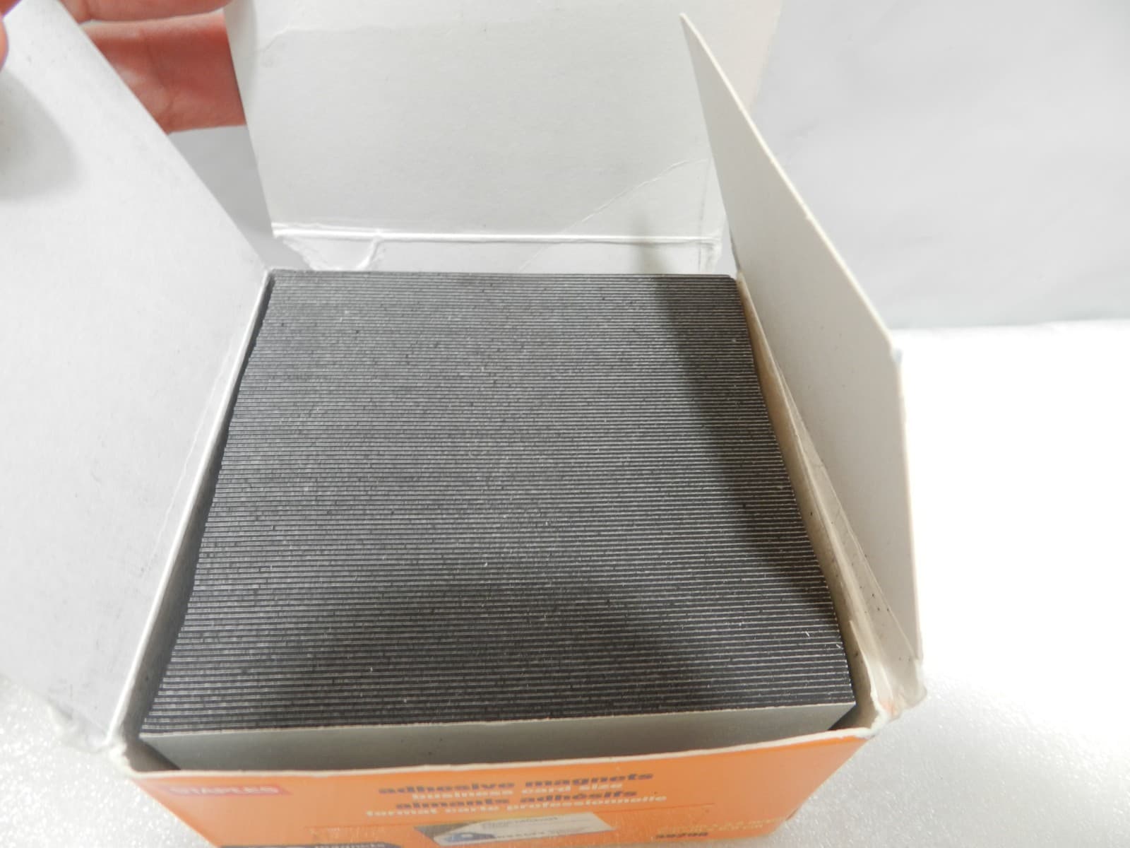 Staples Business Card Size Adhesive Magnets 2"x3.5" (5.1x8.9cm) 100ct 39298 F1K - Thumbnail 6