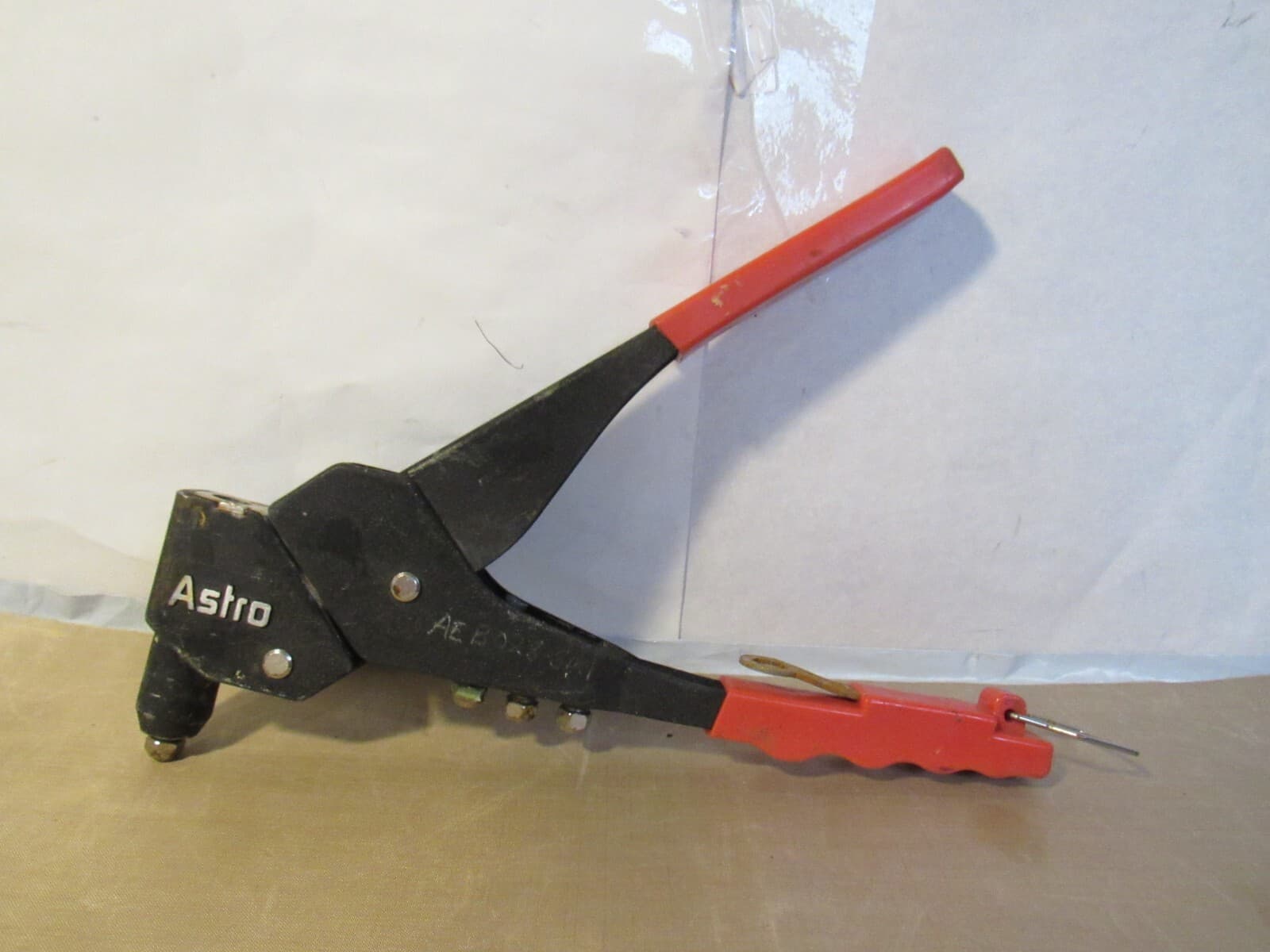 Astro Pneumatic Swivel-Head Hand Riveter w/ 4 Nosepieces W69JK - Thumbnail 4