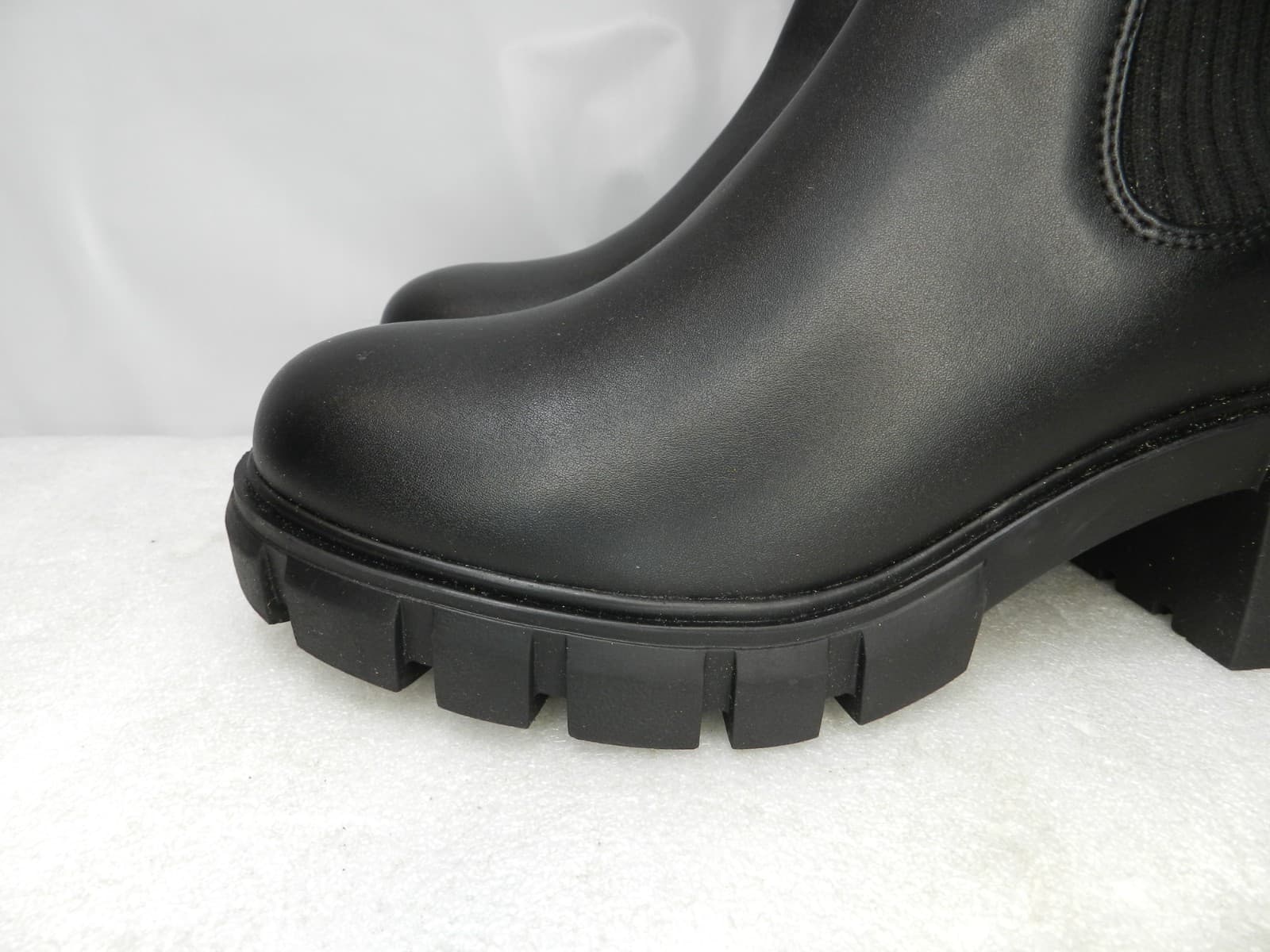 Steve Madden Black Chelsea Chunky Heel Ankle Boots Faux Leather SZ 5.5 (L17K) - Thumbnail 2