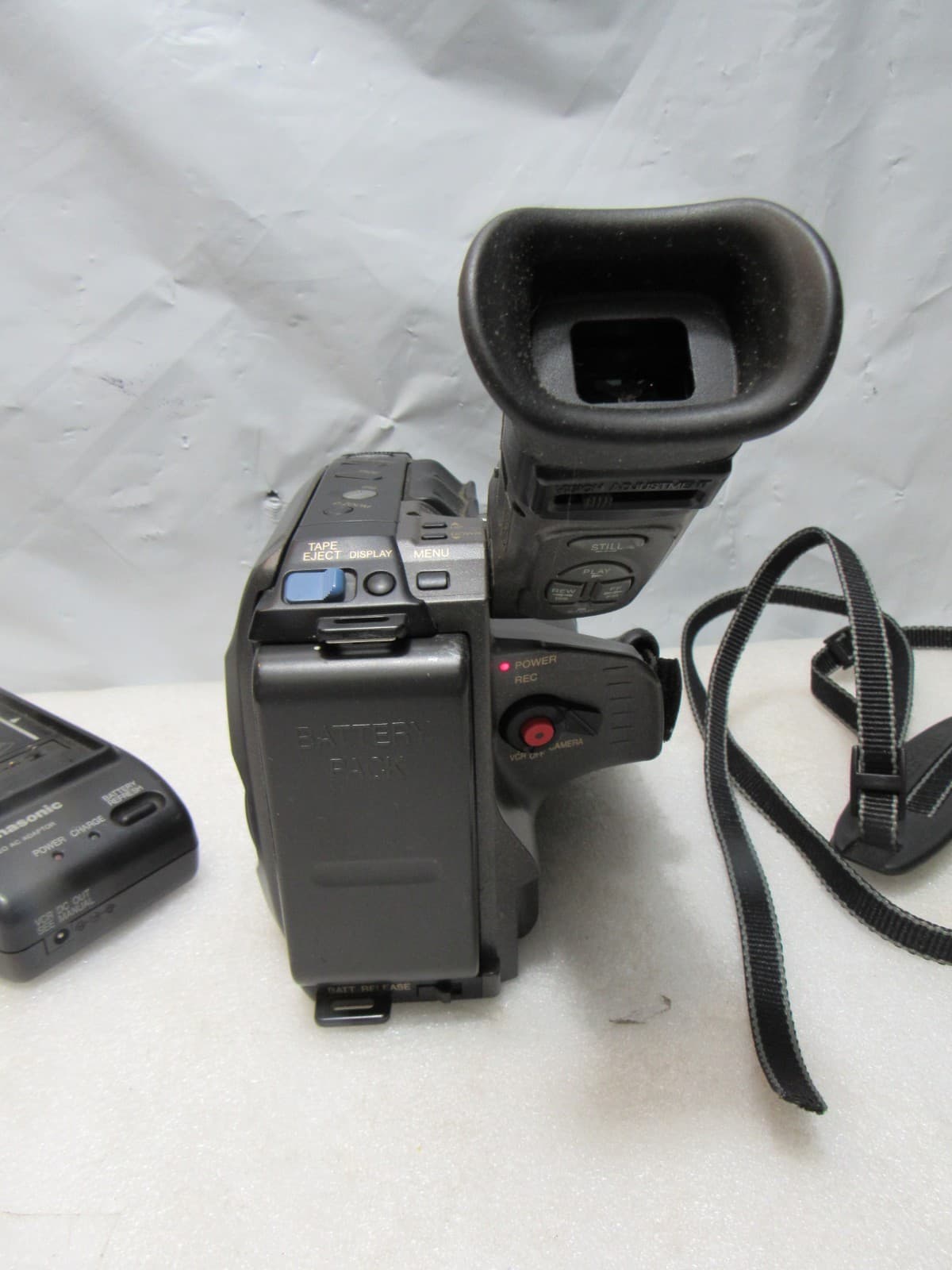 VINTAGE PANASONIC PV-D209D Palmcorder VHSC Camcorder Camera w /manual (J39K) - Thumbnail 3