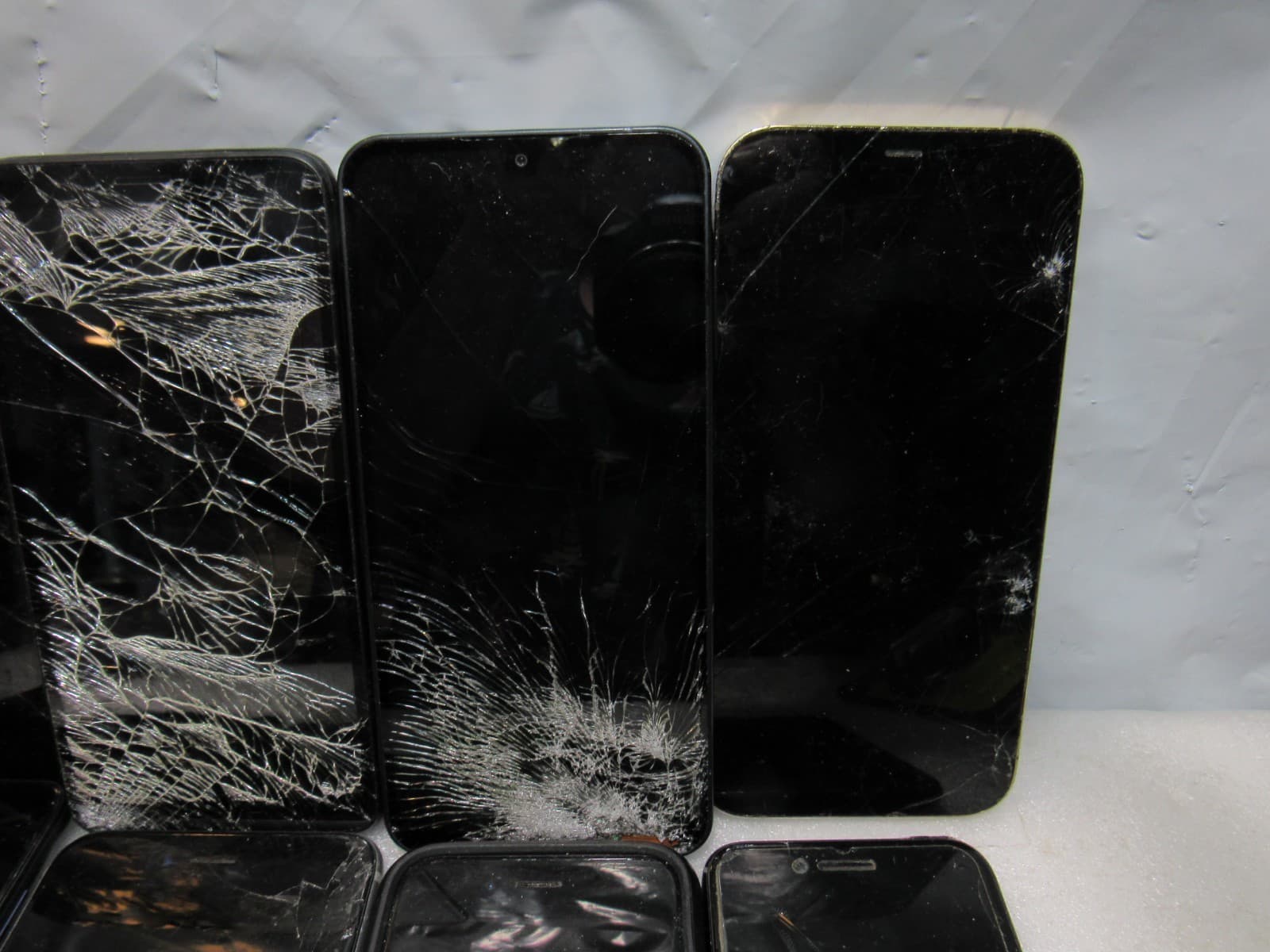 Lot of 9 Apple iPhones / Samsung/Motorola– Mixed Models For Parts or Repair J53K - Thumbnail 3