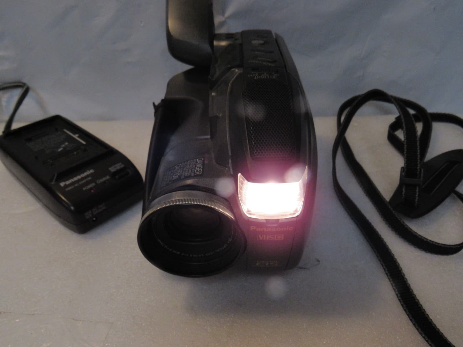 VINTAGE PANASONIC PV-D209D Palmcorder VHSC Camcorder Camera w /manual (J39K) - Thumbnail 6