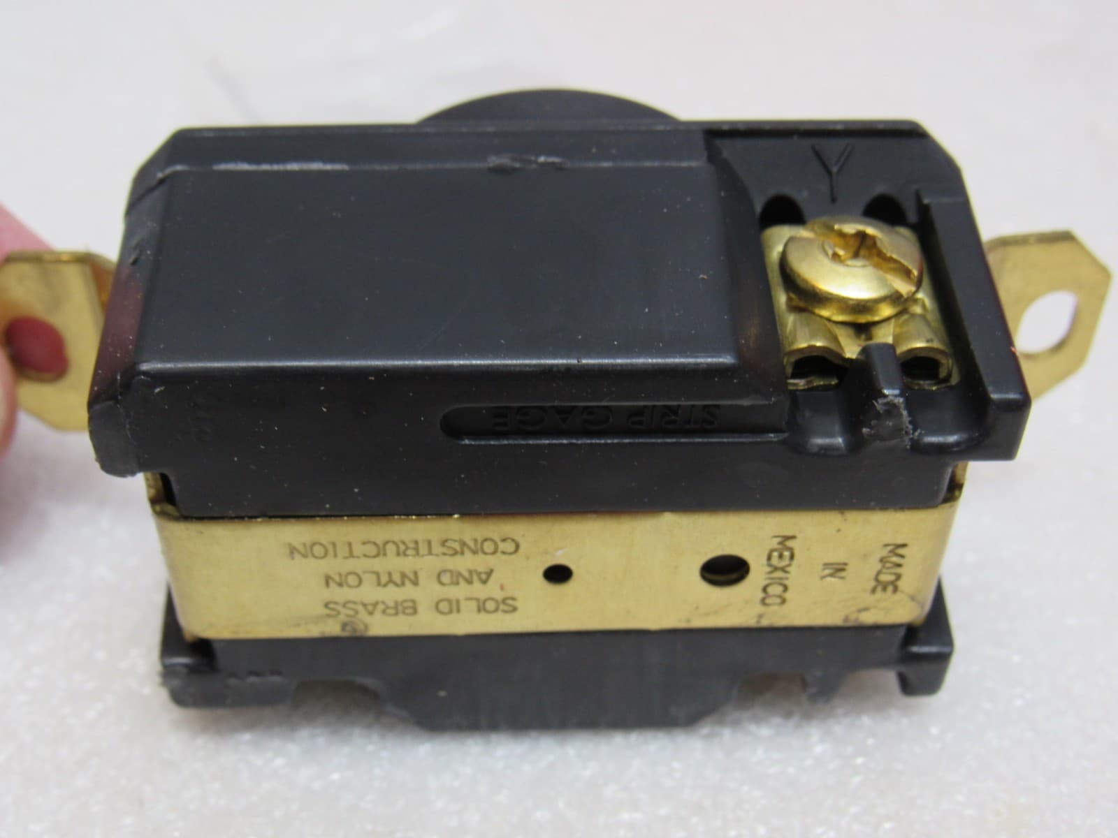 Legrand / Pass & Seymour L630 L6-30-R Turnlok Receptacle 30A 250V 2P 3W (C79M) - Thumbnail 4