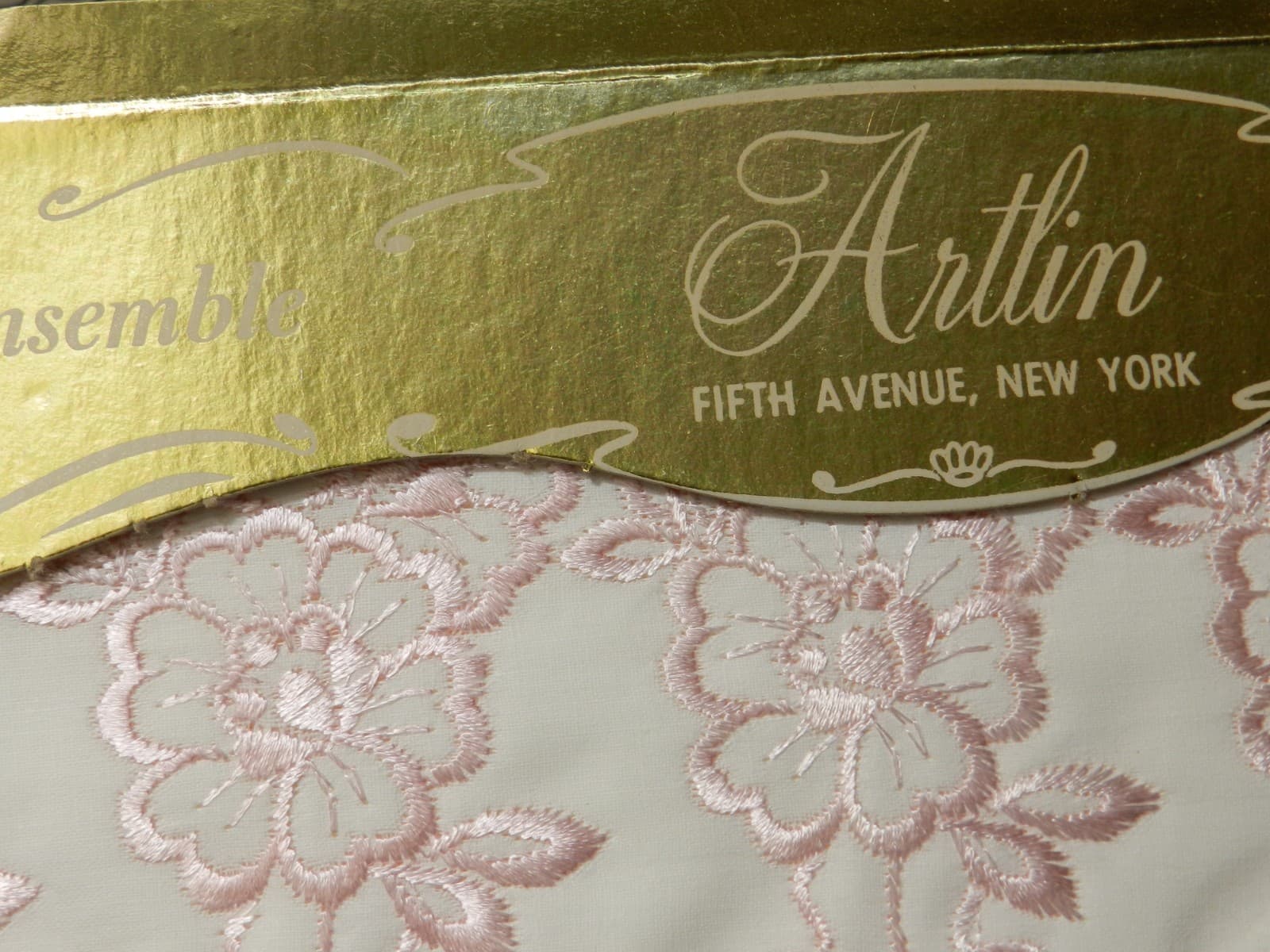 Artlin Pillow Case Ensemble Cotton Fifth Ave NY Embroidered White/Pink L37J - Thumbnail 5