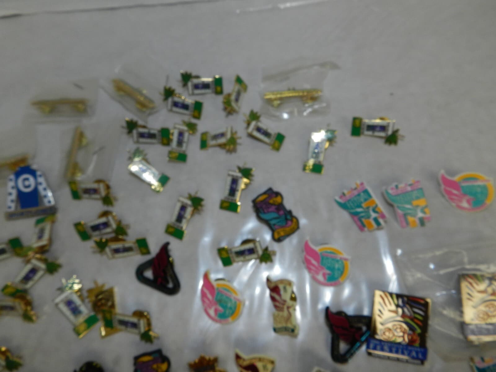 60+ Kentucky Derby Festival Pins 88' - 04' Chuchill Downs M45K - Thumbnail 4