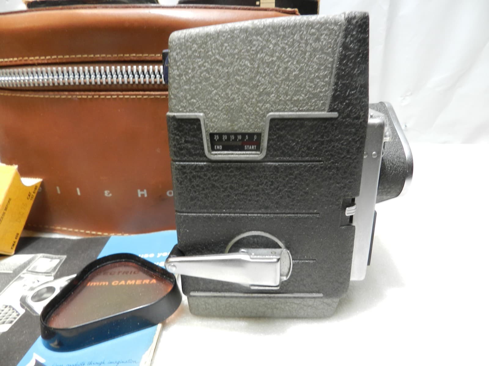 Vintage Bell & Howell Electric Eye with 3-Lens Turret 8mm Movie Camera (D6JJ) - Thumbnail 4