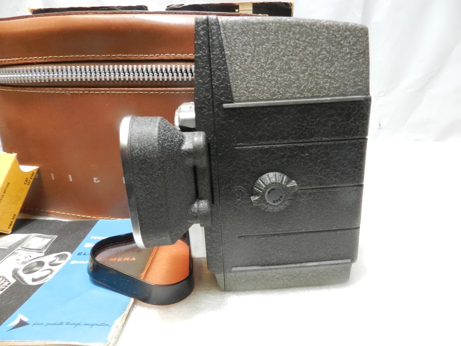 Vintage Bell & Howell Electric Eye with 3-Lens Turret 8mm Movie Camera (D6JJ) - Thumbnail 3