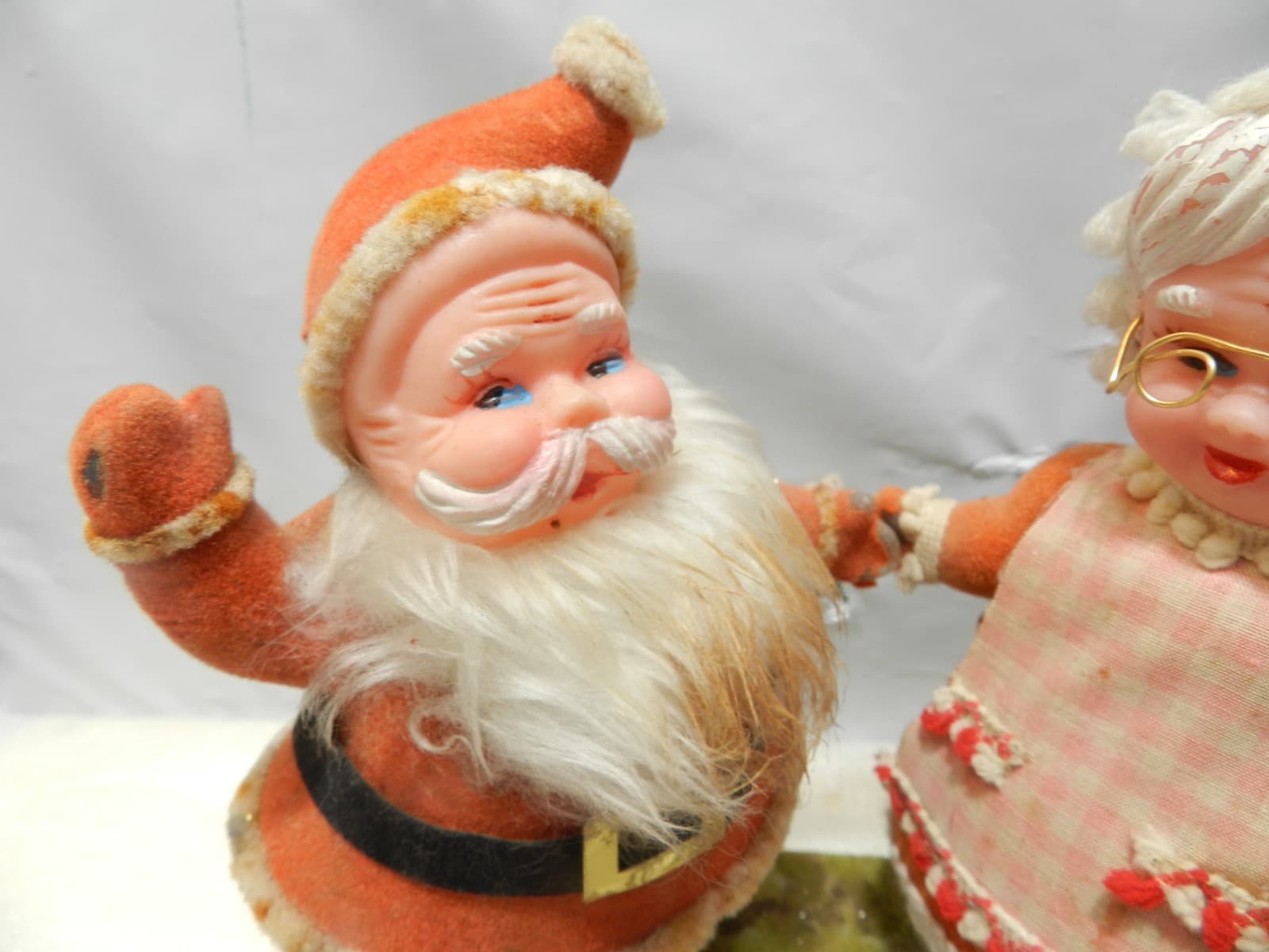 Vintage Dancing Santa & Mrs Claus Felt Flocked Figures Japan (D19JJ) - Thumbnail 2