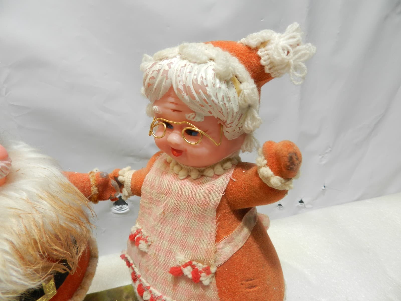 Vintage Dancing Santa & Mrs Claus Felt Flocked Figures Japan (D19JJ) - Thumbnail 3