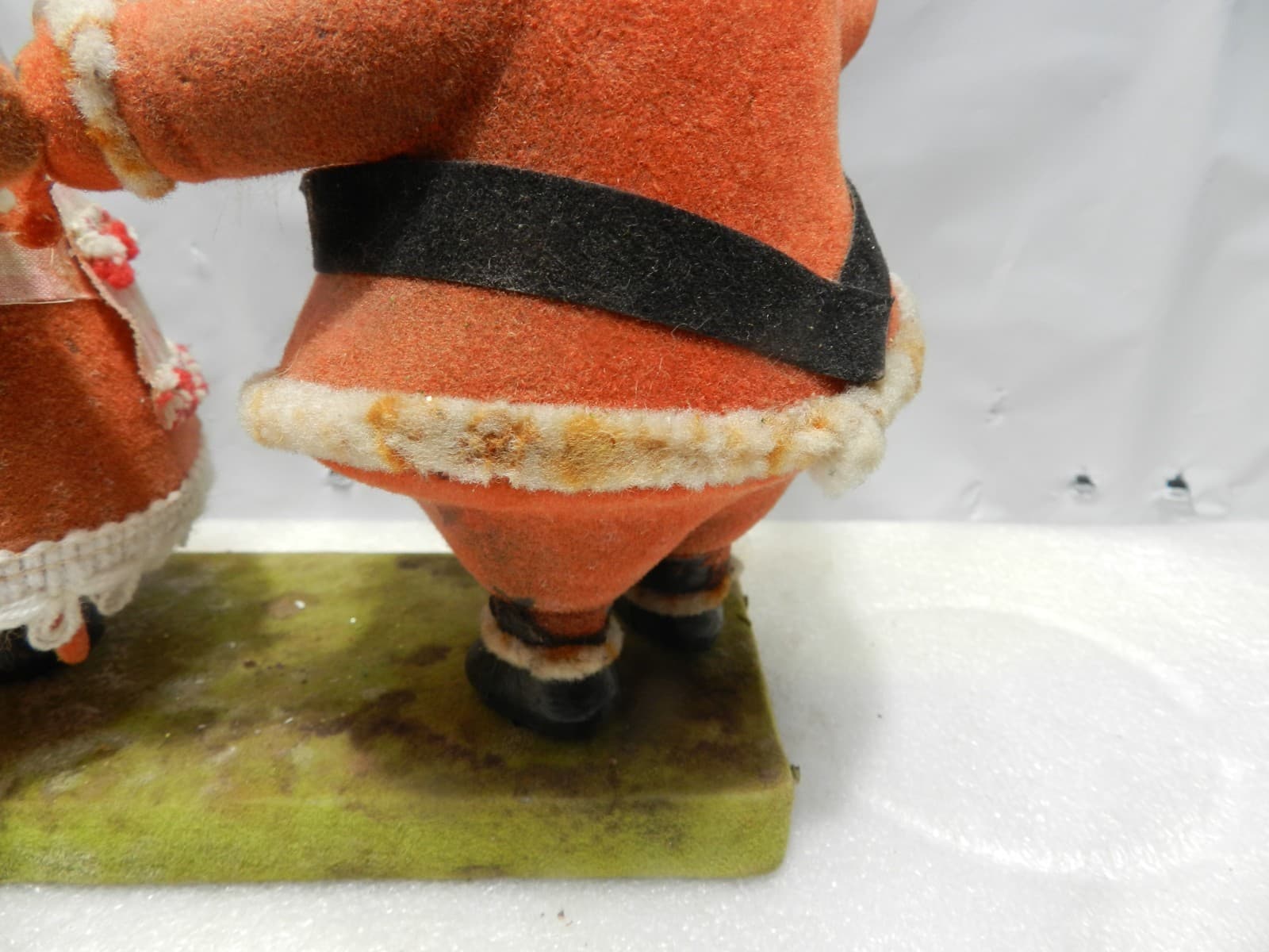 Vintage Dancing Santa & Mrs Claus Felt Flocked Figures Japan (D19JJ) - Thumbnail 8