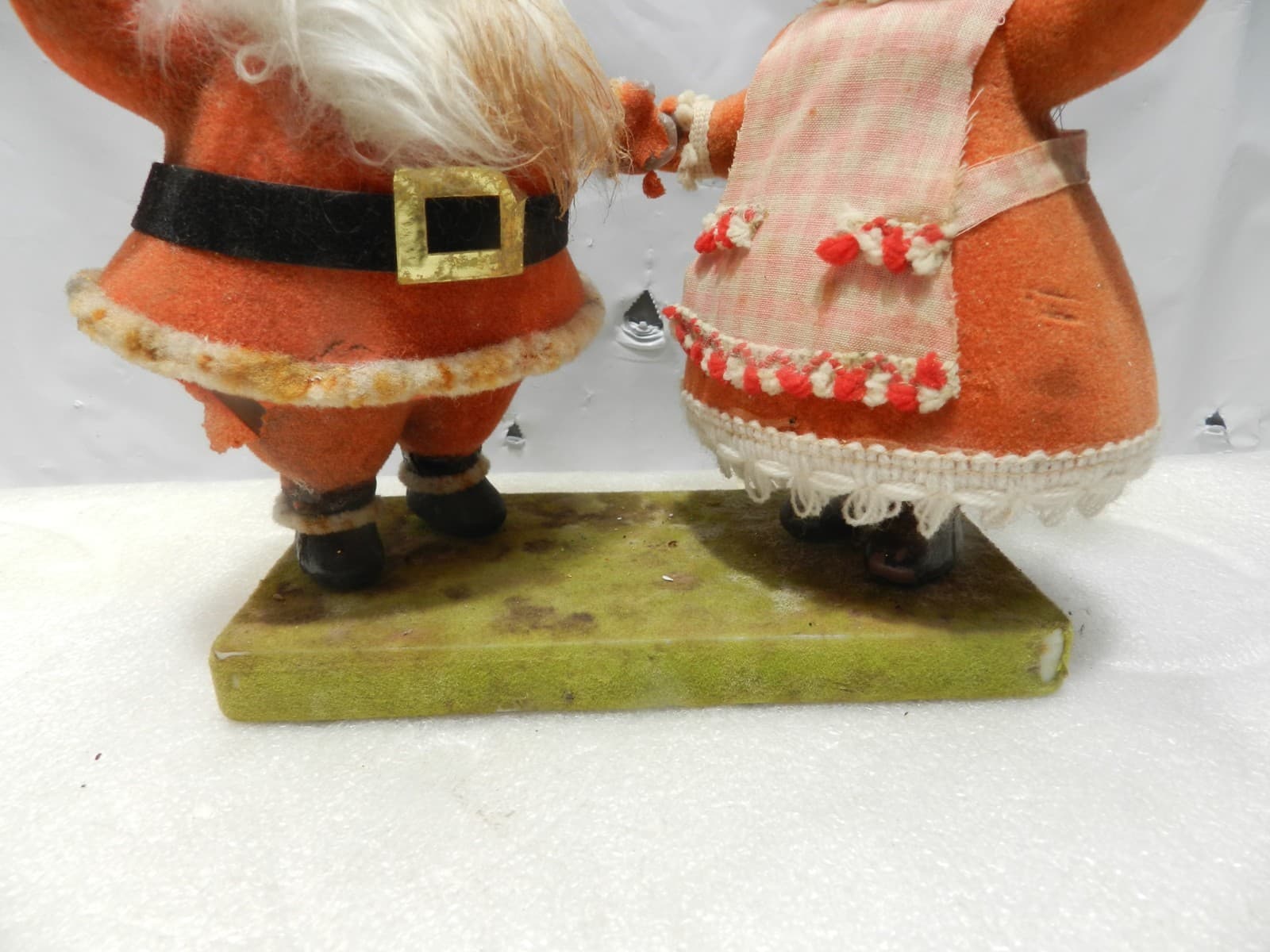 Vintage Dancing Santa & Mrs Claus Felt Flocked Figures Japan (D19JJ) - Thumbnail 4