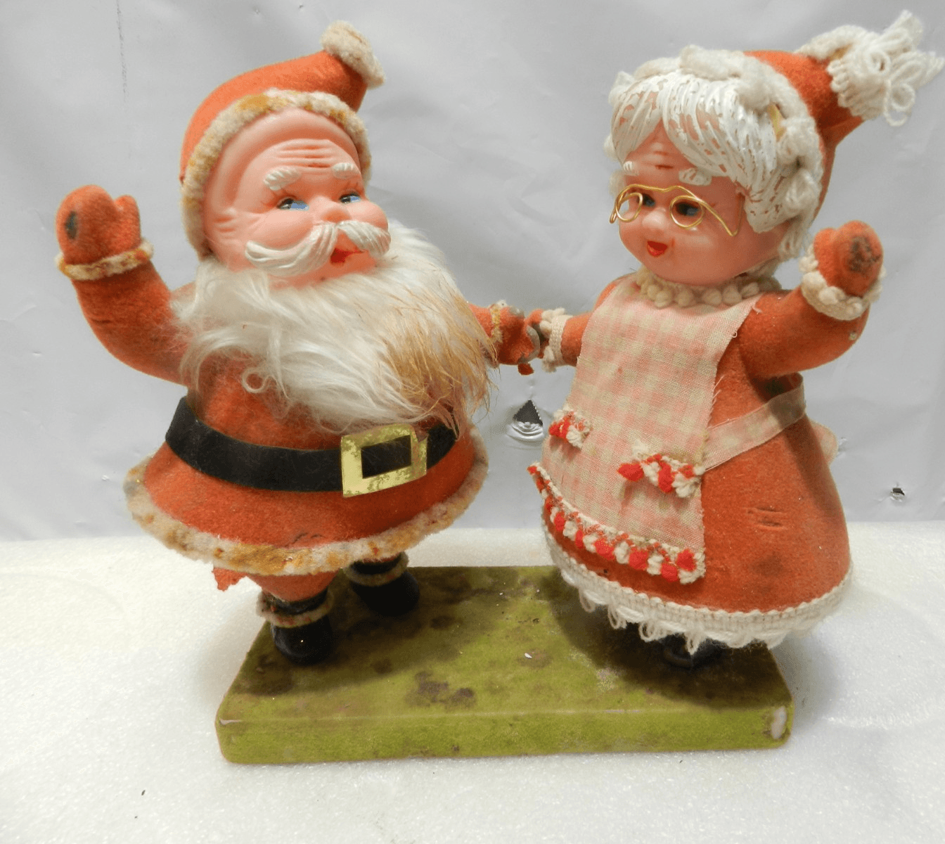 Vintage Dancing Santa & Mrs Claus Felt Flocked Figures Japan (D19JJ)