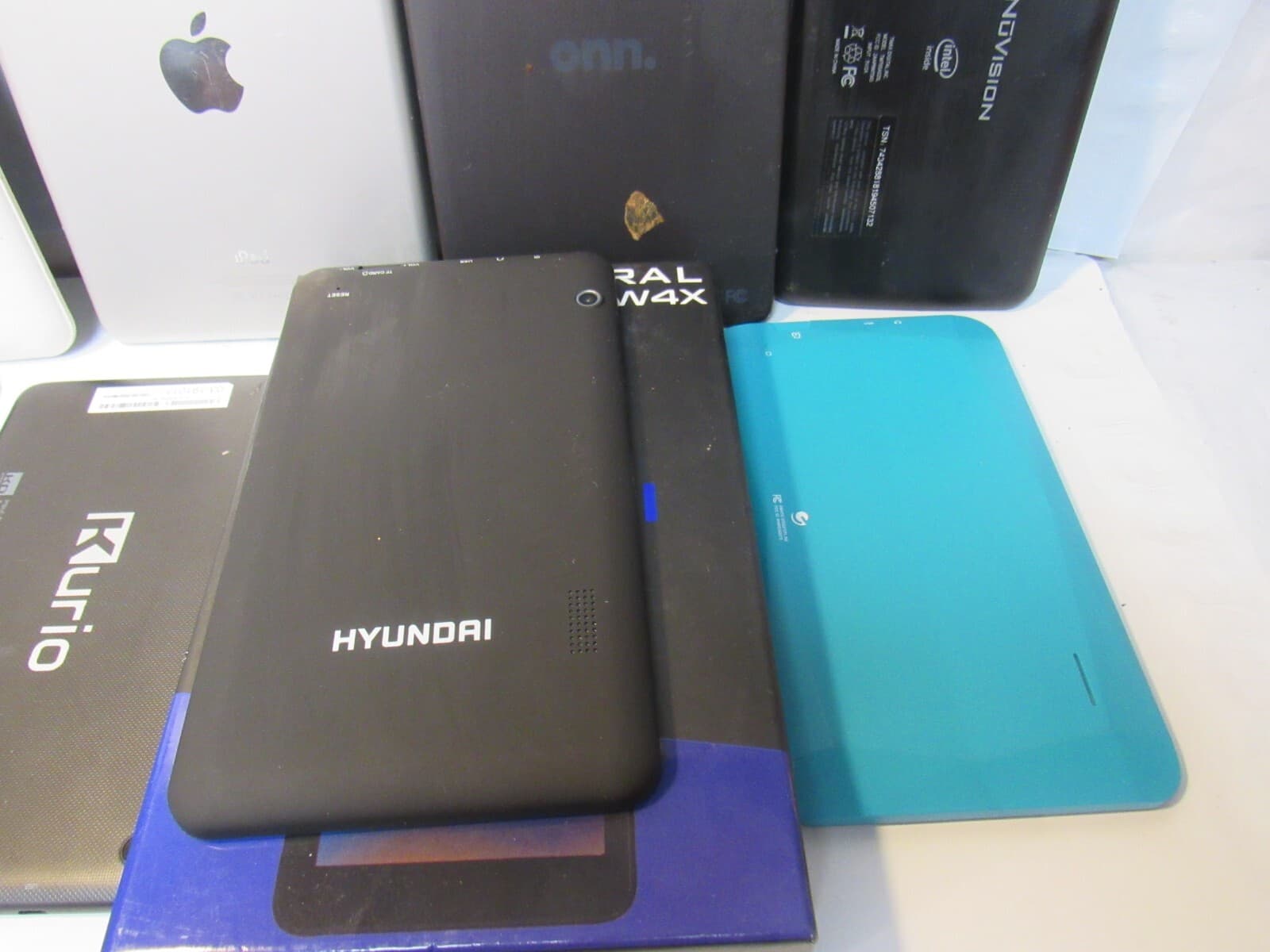 8 Tablets Apple Amazon ONN and More L36K - Thumbnail 8
