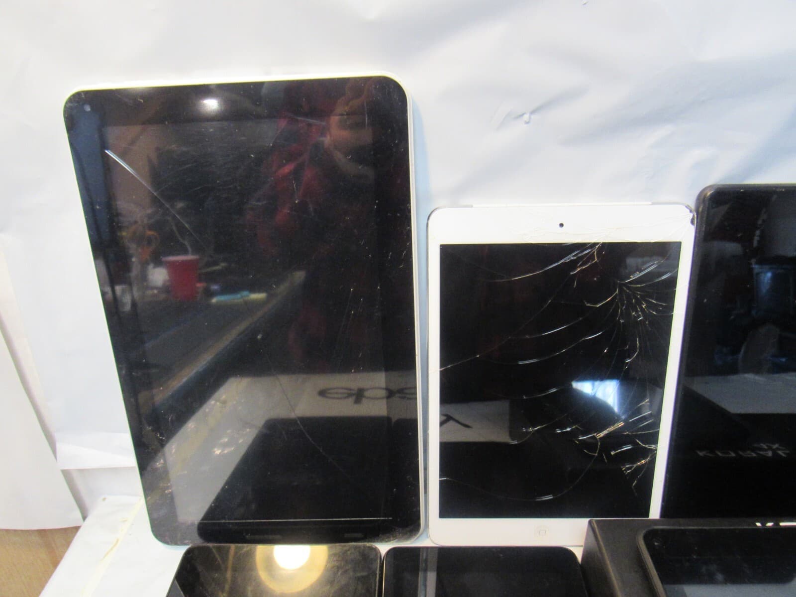8 Tablets Apple Amazon ONN and More L36K - Thumbnail 2