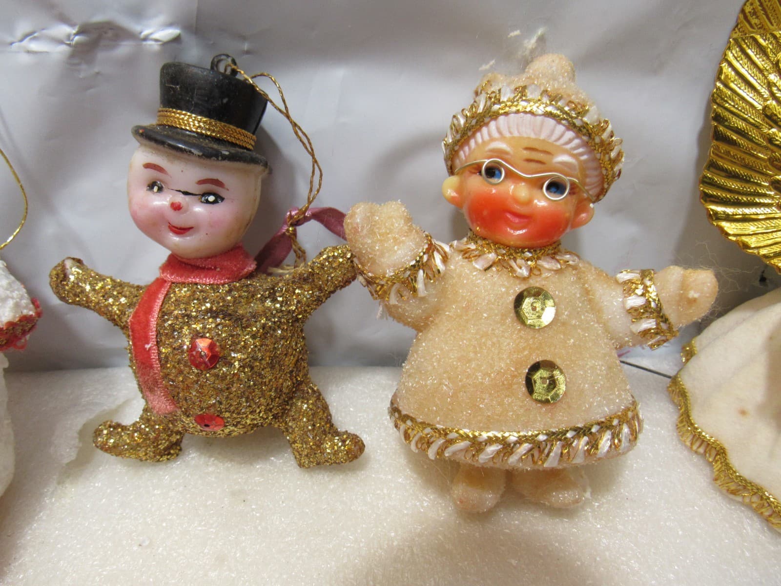 7 Vintage Flocked & Plastic Retro Christmas ornaments (D55JJ) - Thumbnail 4