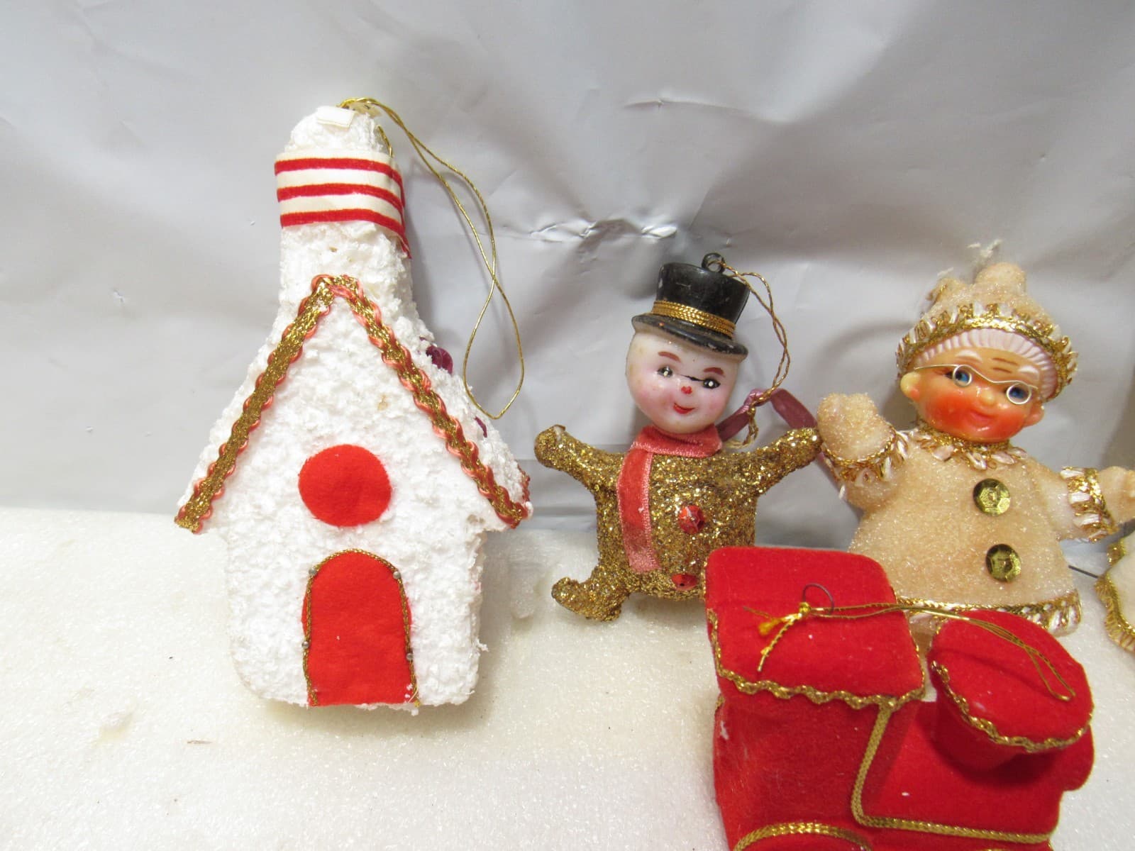 7 Vintage Flocked & Plastic Retro Christmas ornaments (D55JJ) - Thumbnail 3
