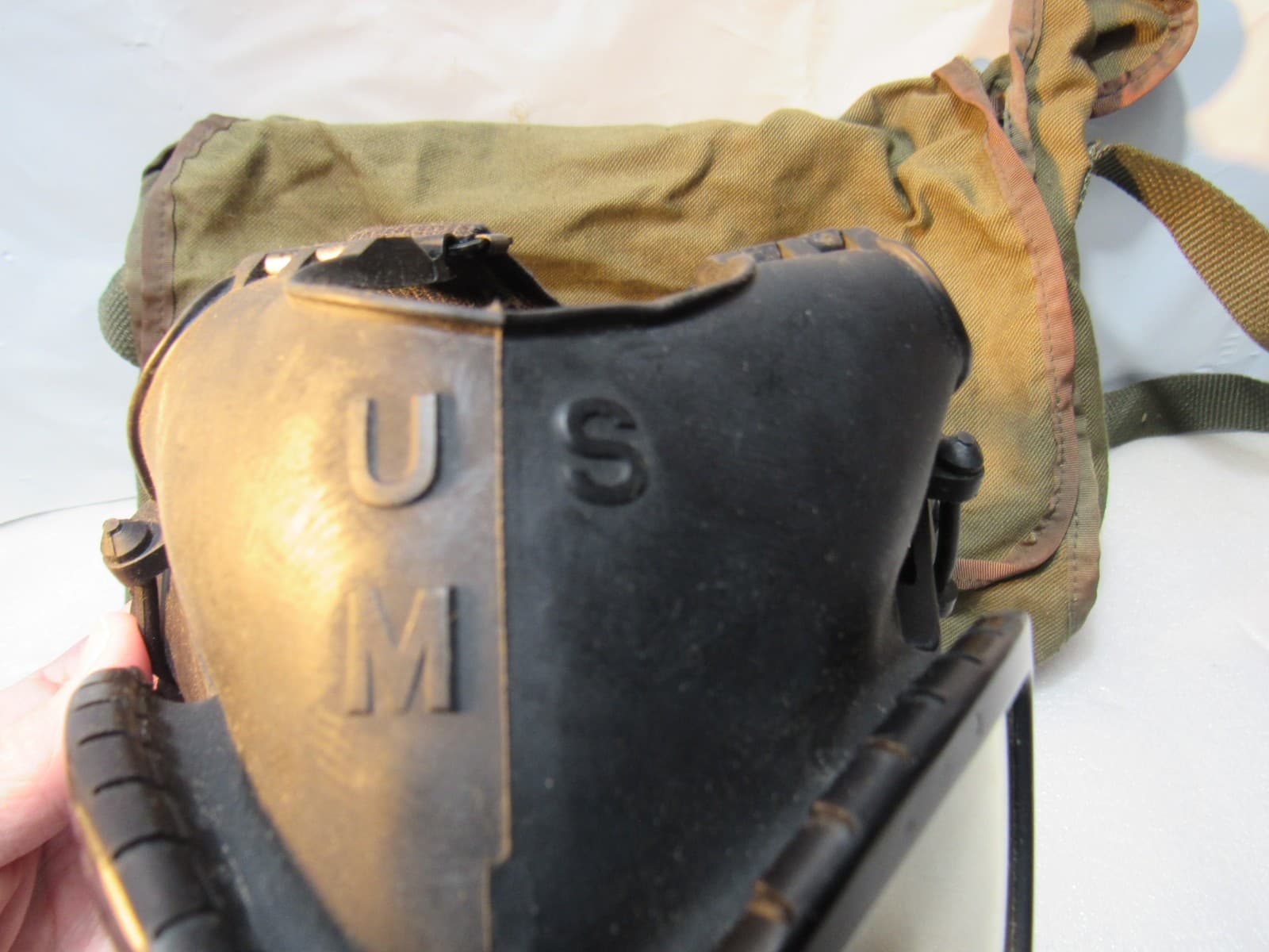 Vintage Law Inforcement Police Dept. Gas Mask W/Carrying Bag 2032-45-264 (U6JJ) - Thumbnail 2
