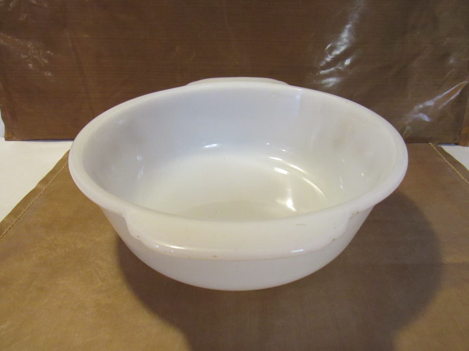 Vintage Fire King Round 2 Qt. Baking Dish Wheat Pattern #448 Milk Glass i89K - Thumbnail 4