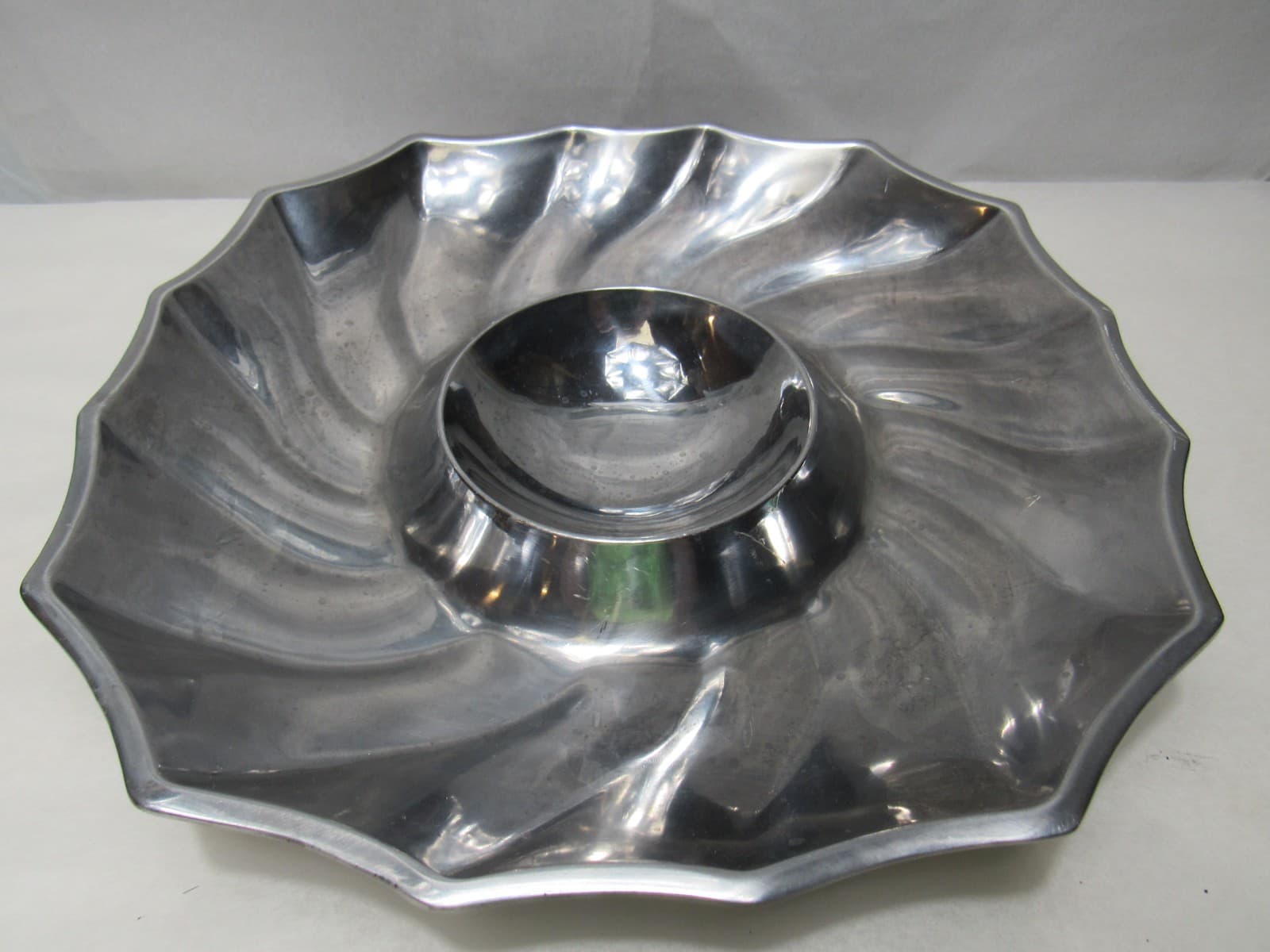 Wilton Armetale Silver Scalloped Appetizer Dip Tray Plate 10.5" (J86K) - Thumbnail 3