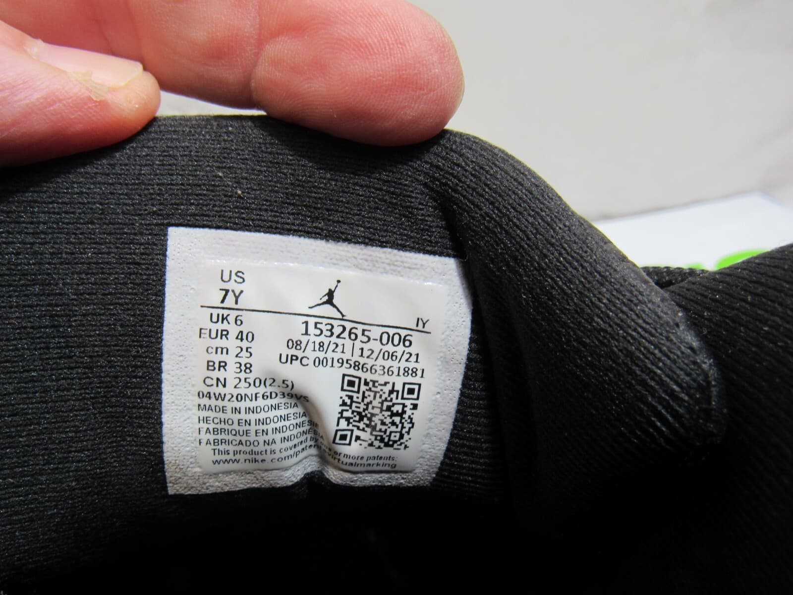 Nike Air Jordan 12 Retro Basketball Shoes Size 7Y Black White 153265-006 (K49K) - Thumbnail 4