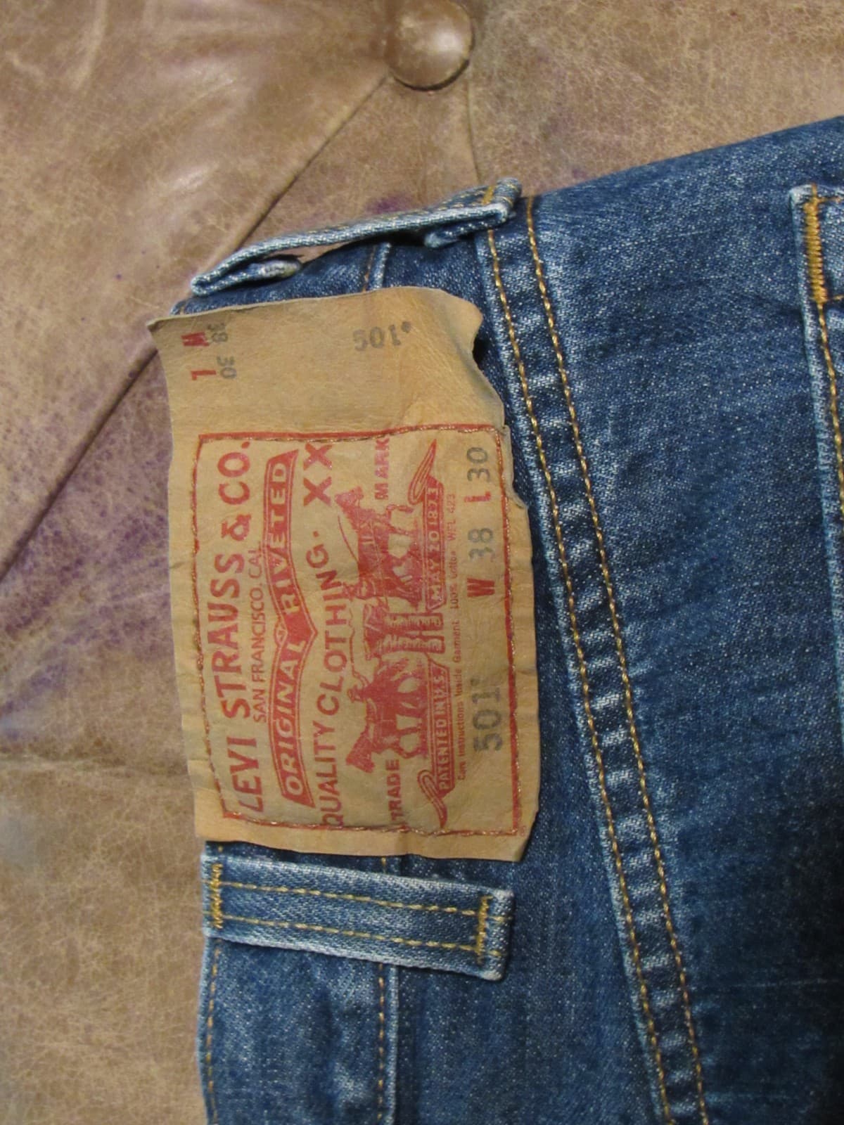 Vintage Levis 501 Jeans Button Fly Men’s 38x30 Straight Leg Red Tab (V99JJ) - Thumbnail 3