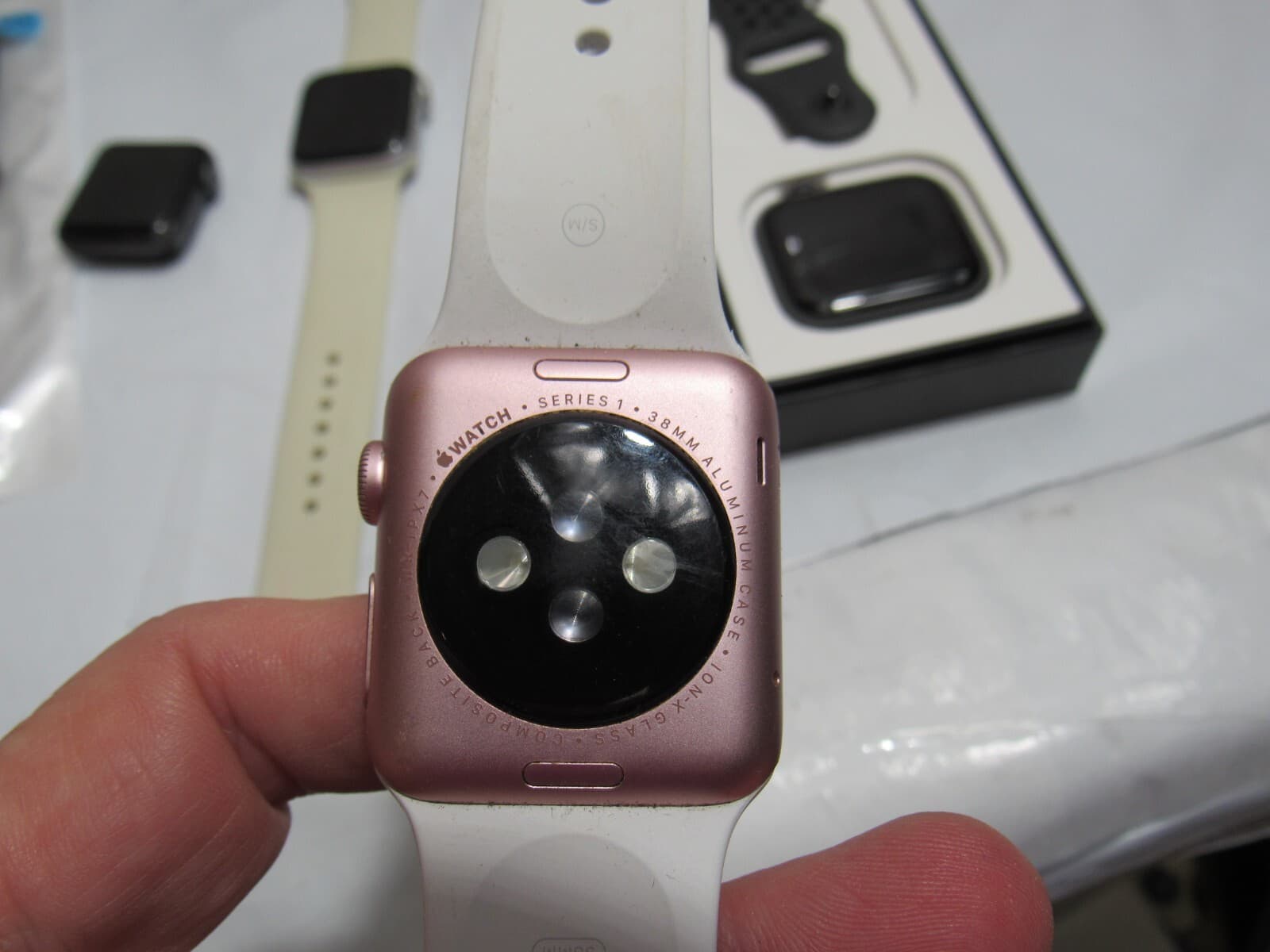 4 Apple Watches Series 1, 3, 4, SE Nike K51K - Thumbnail 4