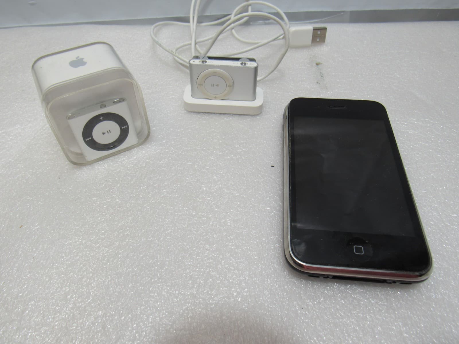 3 Apple iPod - Shuffle 2GB 4th Gen Silver A1373 A1204 and IPod A1303 (T13K)
