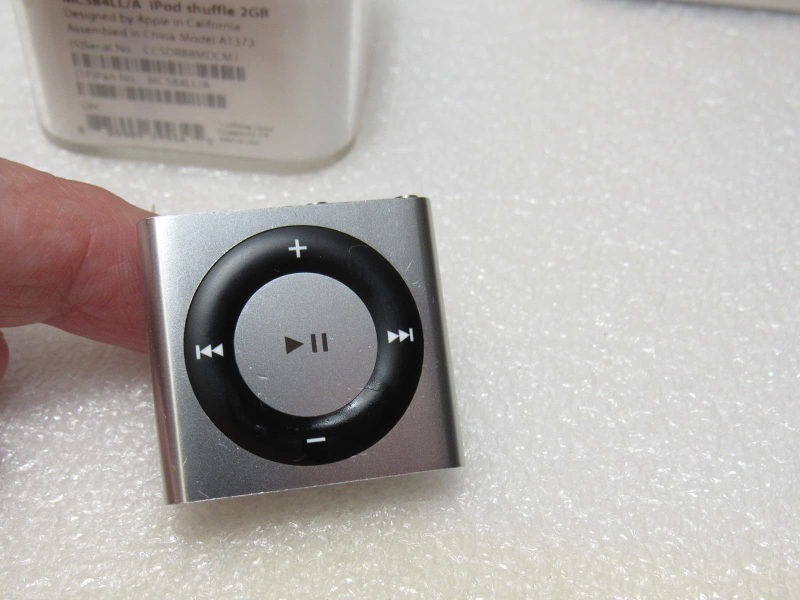 3 Apple iPod - Shuffle 2GB 4th Gen Silver A1373 A1204 and IPod A1303 (T13K) - Thumbnail 10