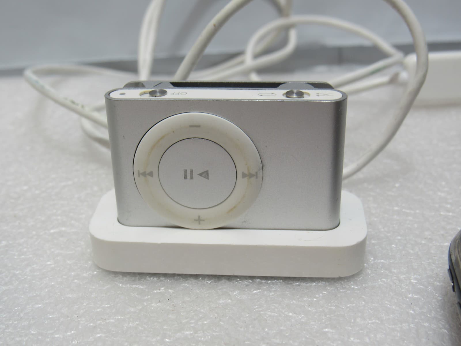 3 Apple iPod - Shuffle 2GB 4th Gen Silver A1373 A1204 and IPod A1303 (T13K) - Thumbnail 3