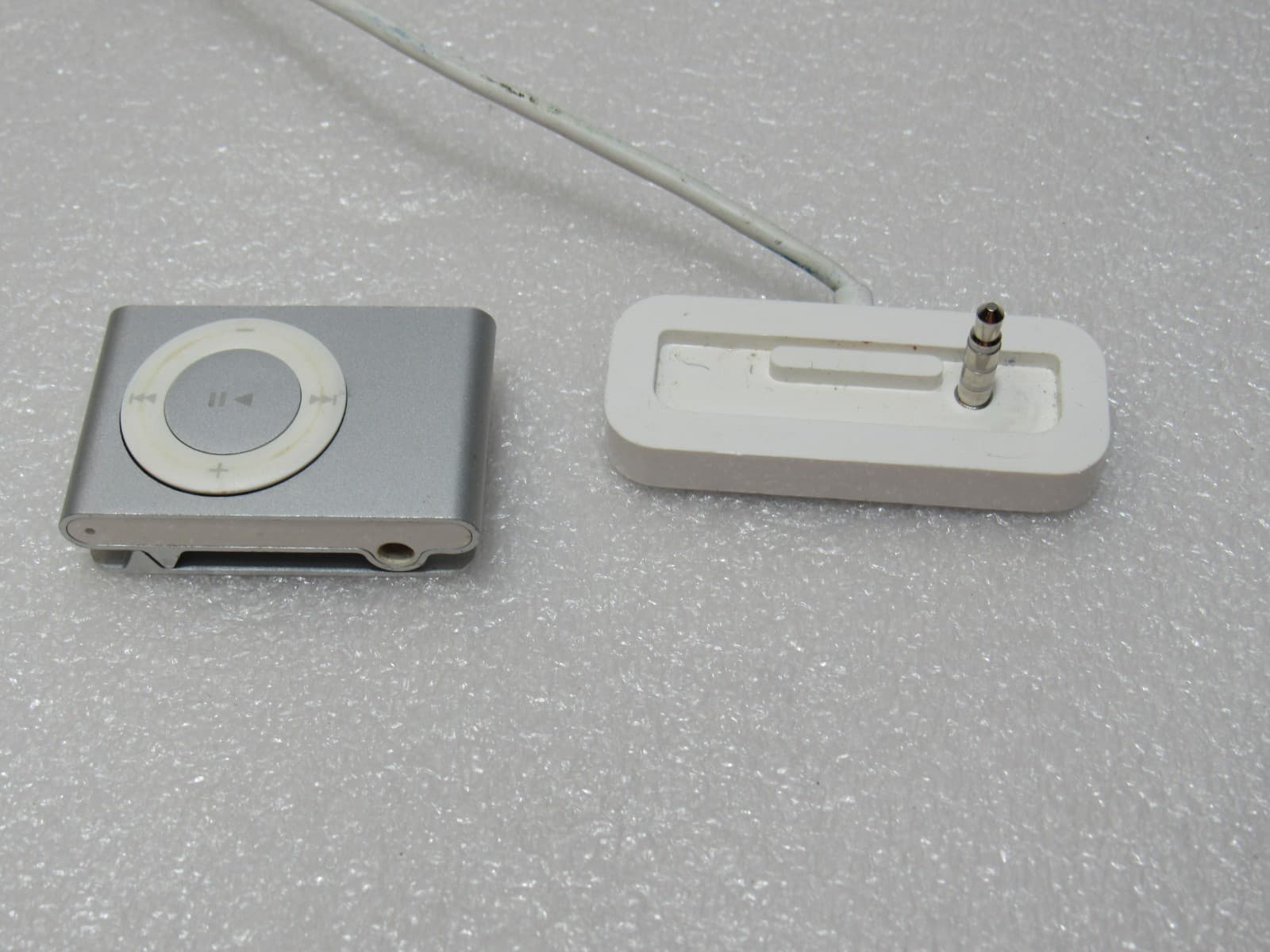 3 Apple iPod - Shuffle 2GB 4th Gen Silver A1373 A1204 and IPod A1303 (T13K) - Thumbnail 8
